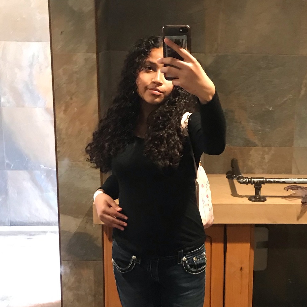 Meet your Posher, Gabriela f.